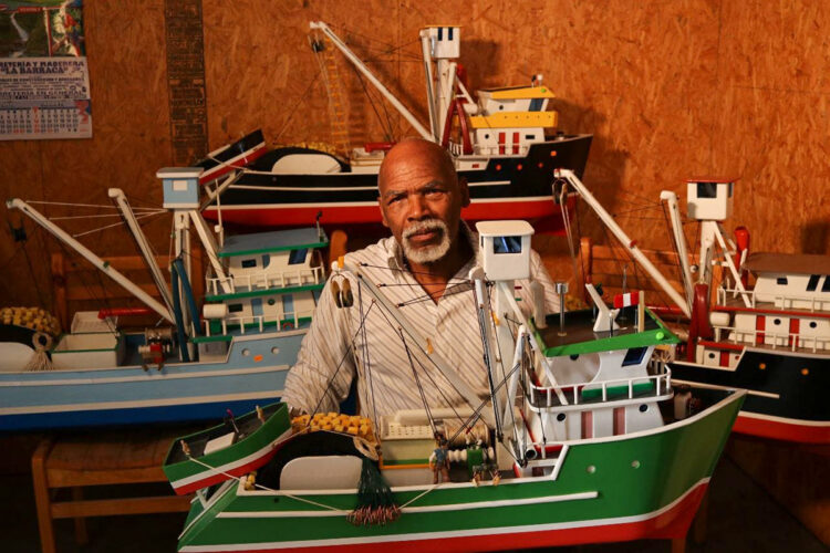 Vicente Pomiano Rivas, pescador y hoy artesano, fabrica estas lanchas artesanales solicitadas por nacionales y extranjeros (foto Pensión 65).