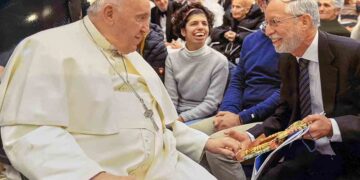 El doctor Alonso Quintanilla le obsequió al papa Franciso un cuadro de san Pablo decorado con arte cusqueño.