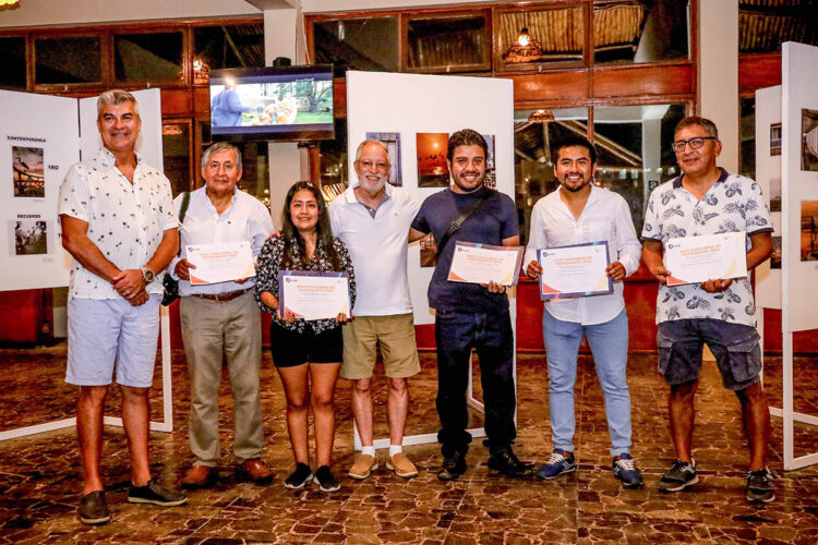 El rector de la UCSP, el doctor Alonso Quintanilla entregó los premios en el club Mejía.