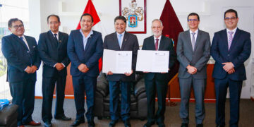 Alcalde Víctor Hugo Rivera Chávez y el rector Alonso Quintanilla Pérez-Wicht, suscribieron convenio marco.