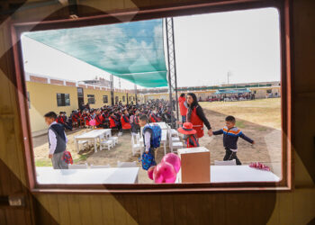 Cientos de escolares volvieron emocionados al primer día de clases, aunque no estudiarán en las mejores condiciones.
