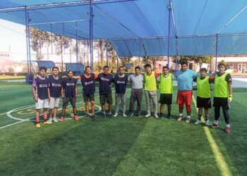 Todos los sábados, Paredes trabaja los secretos del fútbol y fútbol 8 con los alumnos de la San Pablo.