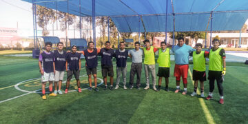 Todos los sábados, Paredes trabaja los secretos del fútbol y fútbol 8 con los alumnos de la San Pablo.