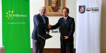 Werner Harster Mendoza, funcionario de Mibanco y Efraín Zenteno, vicerrector de la San Pablo, suscribieron el convenio.