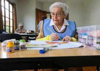 Doris Quintanilla tiene 94 años y le encanta el arte. “Antes pintaba solo con colores ahora, en el Aula del Saber, aprendí a hacerlo con pintura”, dice muy complacida.