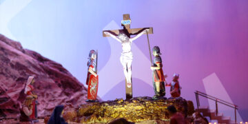 Con efectos de relámpagos y truenos, Jesús aparece crucificado. La música de fondo nos transporta al lugar, como si estuviéramos presenciando en vivo este desenlace.