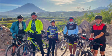 Desde hace ocho años, el ciclismo —en especial el de montaña— forma parte de la vida de Mauricio Llerena (primero de la derecha, de rojo y negro).