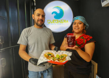 Quetzalcha ofrece tacos, quesadilla y agua de Jamaica, todas las delicias de la comida mexicana.