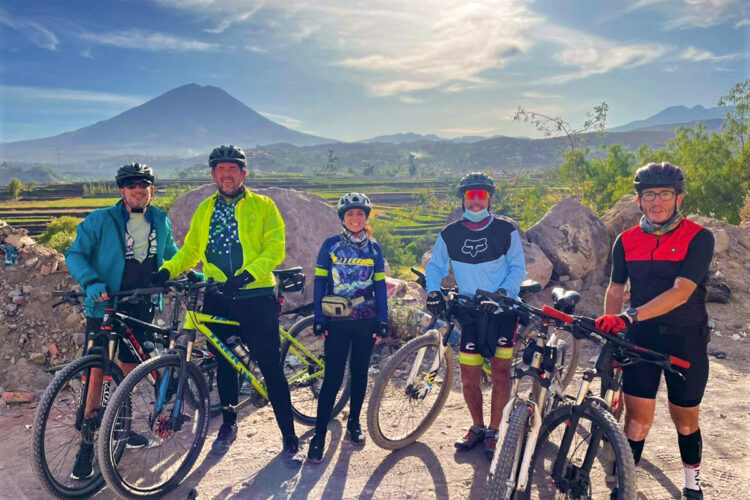 Desde hace ocho años, el ciclismo —en especial el de montaña— forma parte de la vida de Mauricio Llerena (primero de la derecha, de rojo y negro).
