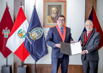 El presidente de la CSJA, César de la Cuba y el rector de la San Pablo, Alonso Quintanilla, firmaron convenio de cooperación interinstitucional.