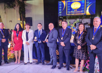 Walter Arias (sostiene el premio en la mano derecha), junto a Rafaela Pacheco recibieron reconocimiento del Colegio de Psicólogos del Perú.