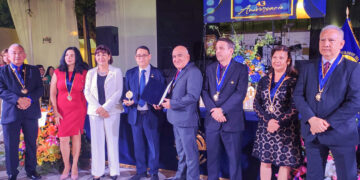 Walter Arias (sostiene el premio en la mano derecha), junto a Rafaela Pacheco recibieron reconocimiento del Colegio de Psicólogos del Perú.