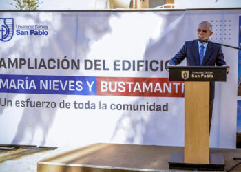 Alonso Quintanilla, rector de la San Pablo, hizo entrega del terreno a la constructora Carmen Inmuebles.