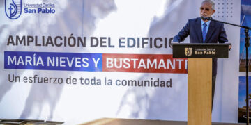 Alonso Quintanilla, rector de la San Pablo, hizo entrega del terreno a la constructora Carmen Inmuebles.