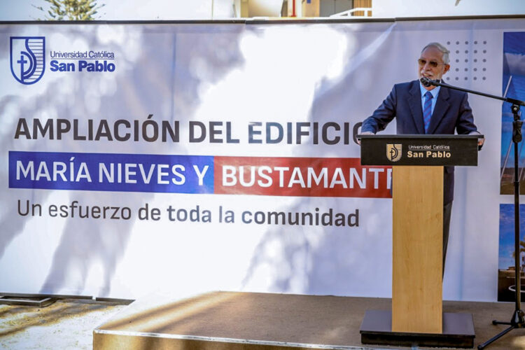 Alonso Quintanilla, rector de la San Pablo, hizo entrega del terreno a la constructora Carmen Inmuebles.