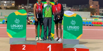 El deportista arequipeño (al centro), celebra el oro conseguido en el campeonato nacional de salto alto.