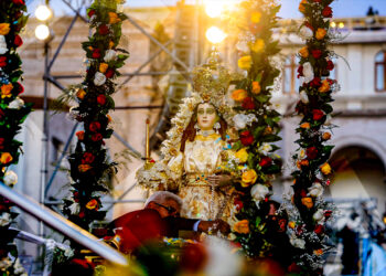 En 1985, el papa Juan Pablo II coronó a la Virgen. Esta misma joya fue lucida durante su visita a Arequipa.