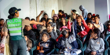 La suboficial Rosmery Quispe, antes de la proyección brinda una charla sobre el grooming (acoso y abuso sexual online).