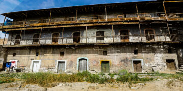 Vista del pabellón que cuenta la historia de la arquitectura de lugar. Primer piso con bóvedas de sillar, segundo piso con sillar asentado y tercer piso de madera con recubrimiento de calamina.