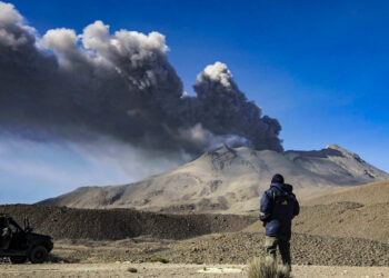 La recomendación del IGP es mantenerse distanciado, al menos, 4 kilómetros del macizo.