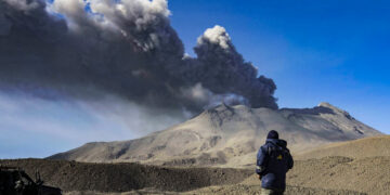La recomendación del IGP es mantenerse distanciado, al menos, 4 kilómetros del macizo.