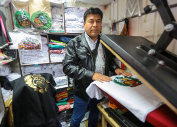 Manuel Baldera Chero llegó de Lima para emprender un taller de polos personalizados en Arequipa.
