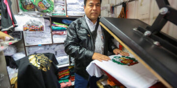 Manuel Baldera Chero llegó de Lima para emprender un taller de polos personalizados en Arequipa.