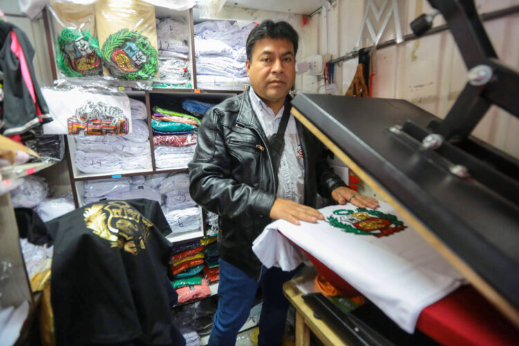Manuel Baldera Chero llegó de Lima para emprender un taller de polos personalizados en Arequipa.