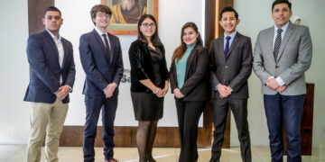 Equipo de la San Pablo que participó en el Moot de Arbitraje Peruano en Lima.