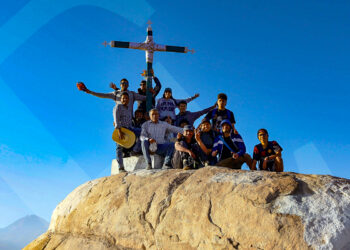 Ellos son los fieles que, reforzados por su fe, cargaron la cruz hasta la cima del cerro.