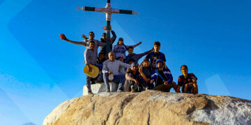 Ellos son los fieles que, reforzados por su fe, cargaron la cruz hasta la cima del cerro.