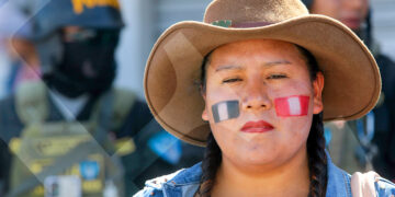 Con una mirada fija ante los gritos y reclamos de la población, una mujer pintó su rostro con símbolos de peruanidad y luto.