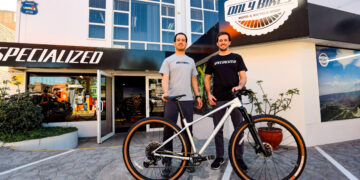 Los hermanos Alcázar dirigen una tienda de venta de bicicletas ubicada en la avenida Ejército.