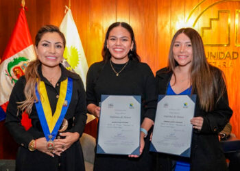 Estudiantes de Derecho UCSP, Amanda Otazú y Fernanda Cavero junto a la parlamentaria andina Leslye Lazo, promotora del concurso.