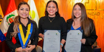 Estudiantes de Derecho UCSP, Amanda Otazú y Fernanda Cavero junto a la parlamentaria andina Leslye Lazo, promotora del concurso.