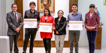 Los antiguos alumnos ganadores junto a la directora del Departamento de Ingenierías de la Industria y el Ambiente, Ana Villanueva; el profesor Álvaro Delgado Paz, coordinador de la participación de la UCSP en la hackatón y la profesora Jeanette Díaz, coordinadora del posgrado del mismo departamento.