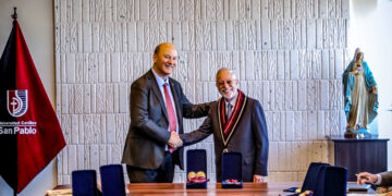 José Luis Bustamante Gubbins hizo entrega de la donación al rector de la San Pablo, Alonso Quintanilla Pérez-Wicht.