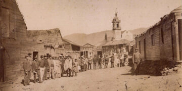 Antiguo asentamiento minero de Huatajaya (Tarapacá). Foto de 1883: Municipalidad de Alto Hospicio (región Tarapacá – Chile)