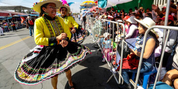Algunos danzarines interactuaron con el público, para celebrar el día jubilar de Arequipa.
