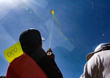 En Arequipa, se acostumbra realizar el juego de vuelo de cometas en el mes de agosto, que es cuando hay más viento en el año.