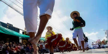 Algunos danzarines bailaron sin zapatos a pesar de que el asfalto estaba muy caliente.