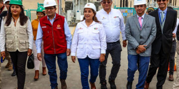 El gobernador Rohel Sánchez y la presidenta Dina Boluarte, tuvieron breve reunión en Camaná días atrás.