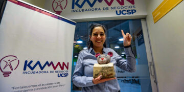 María del Rosario, analista en la incubadora Kaman, ofrece muñecos ecológicos artesanales.