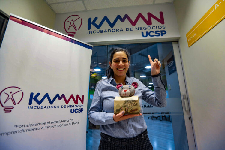 María del Rosario, analista en la incubadora Kaman, ofrece muñecos ecológicos artesanales.