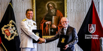 El contralmirante Roberto Jiménez y el rector de la San Pablo, Alonso Quintanilla Pérez-Wicht, sellaron acuerdo de apoyo interinstitucional.