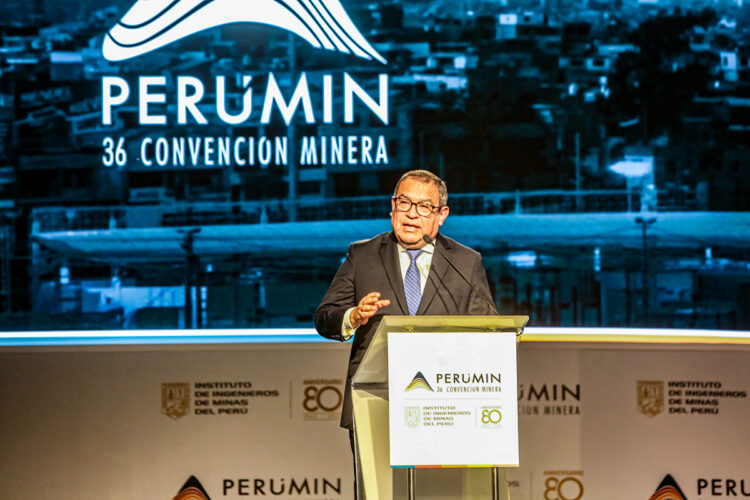 El premier Alberto Otárola, respaldó inversiones mineras y comunicó que Tía María seguirá paralizado.