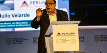 Julio Velarde destacó la prudencia del Ministerio de Economía y Finanzas en los últimos años.