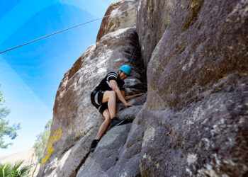 El festival de deportes de aventura en Cayma, animó a muchos jóvenes a sentir la adrenalina durante la escalada en roca.