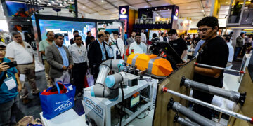 Un brazo mecanizado que sirve para colocar explosivos en las minas sin riesgo para el hombre, llamó la atención del público.