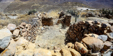 Churajón contaba con murallas y terrazas que cubrían todo alrededor del centro poblado, lo que evidencia el carácter defensivo ante posibles invasiones.